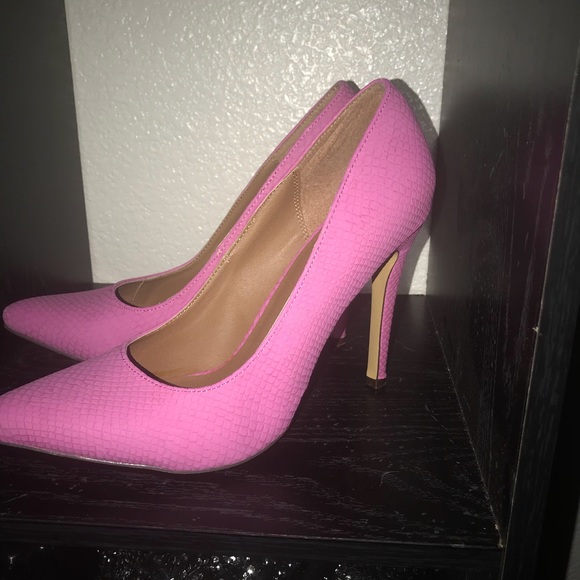 Pink alligator style high heels - Picture 3 of 5